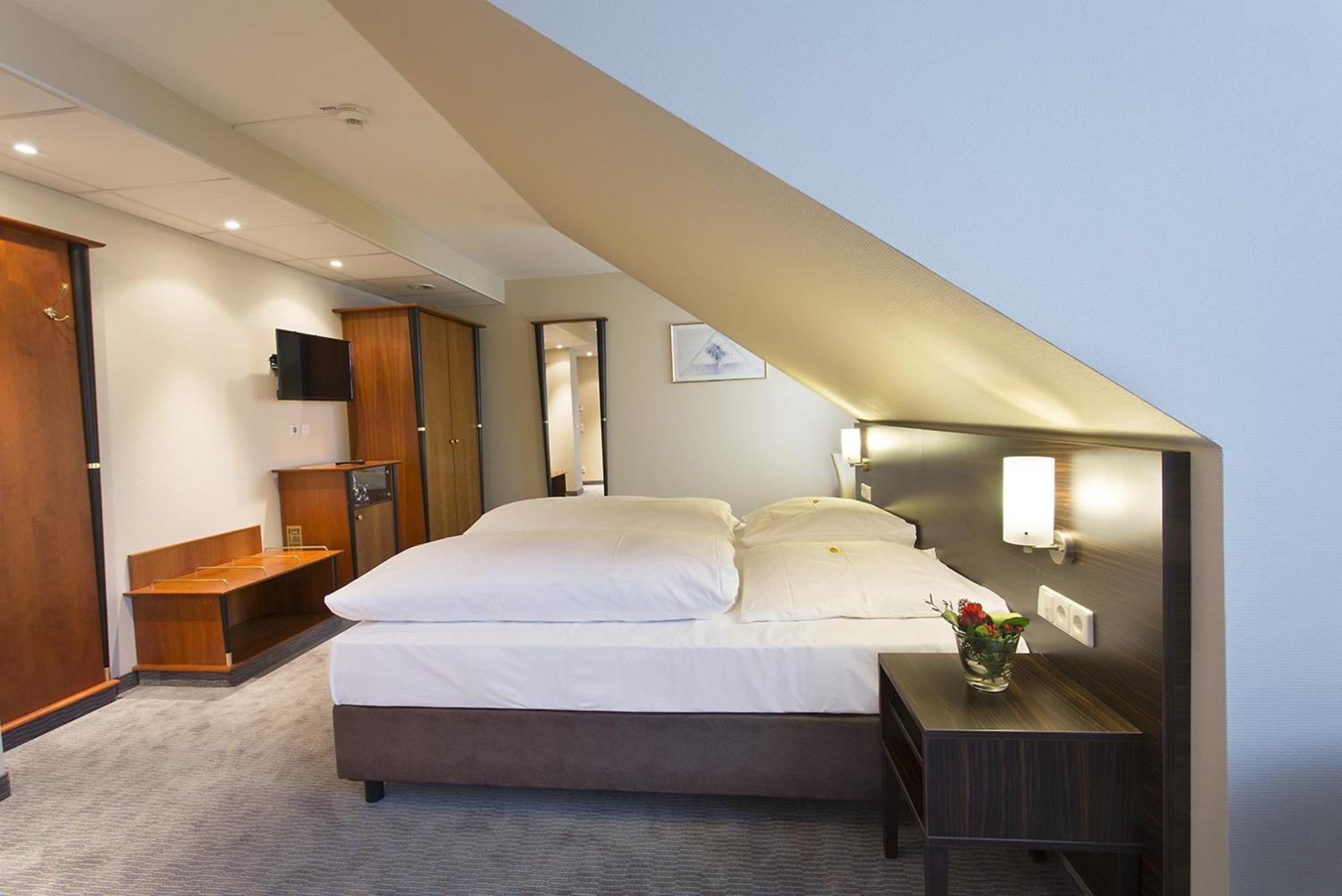 Erikson Hotel Зинделфинген Екстериор снимка